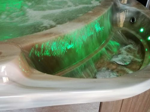 Vířivka s přepadem v rohu