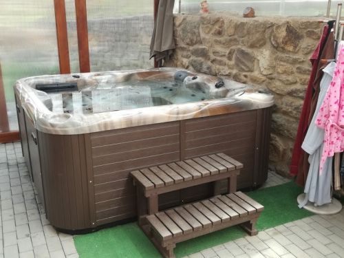 Vířivka LUCIDA v zimní zahradě