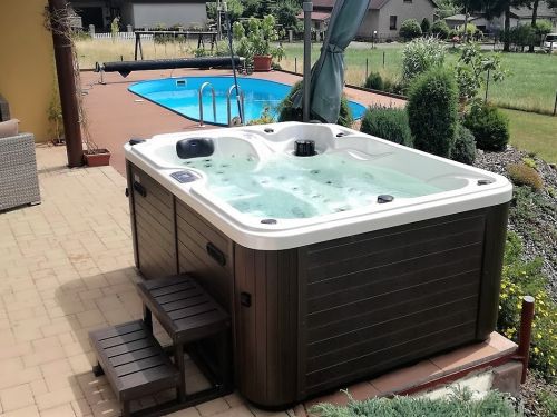 Zahradní vířivka pro 3 osoby