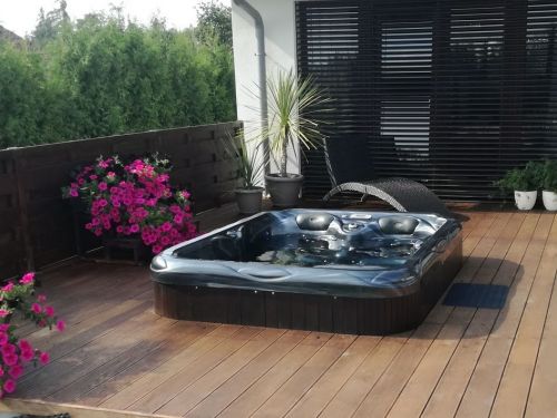 Vířivka zapuštěná na terase