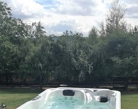 Vířivka XENA v zahradě