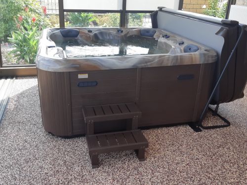 Vířivka LUCIDA v zastřešení