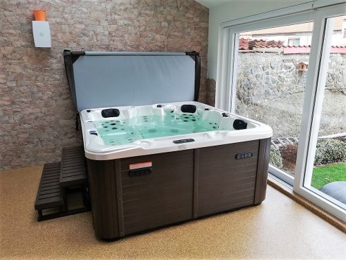 Vnitřní vířivka pro 5 osob