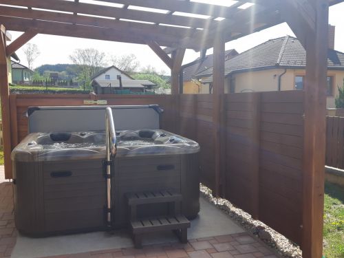 Venkovní vířivka LUCIDA na zahradě pod pergolou