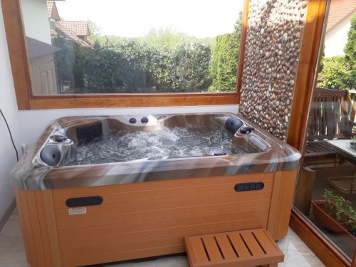 Vířivka MIRA v zimní zahradě Osnice u Prahy