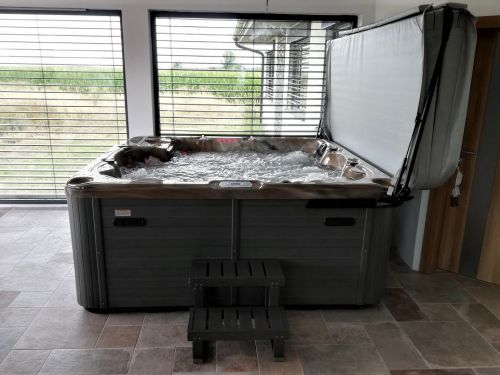 Vířivka uvnitř domu DORIS