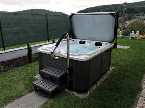 Vířivka King Spas na zahradě