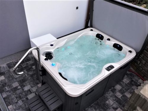 Venkovní vířivka XENA - Jihlava