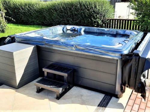 Vířivka GRAFIA na zahradě