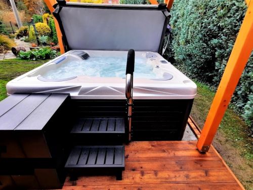 Vířivka CARINA pod pergolou Zlín