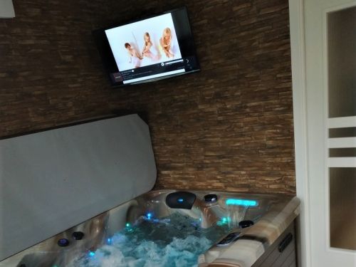 Vířivka MIRA s televizí