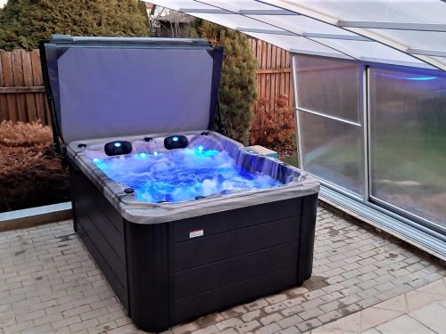 Vířivka XENA v zastřešení u bazénu