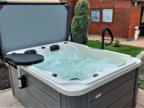 Vířivka XENA pro 3 osoby